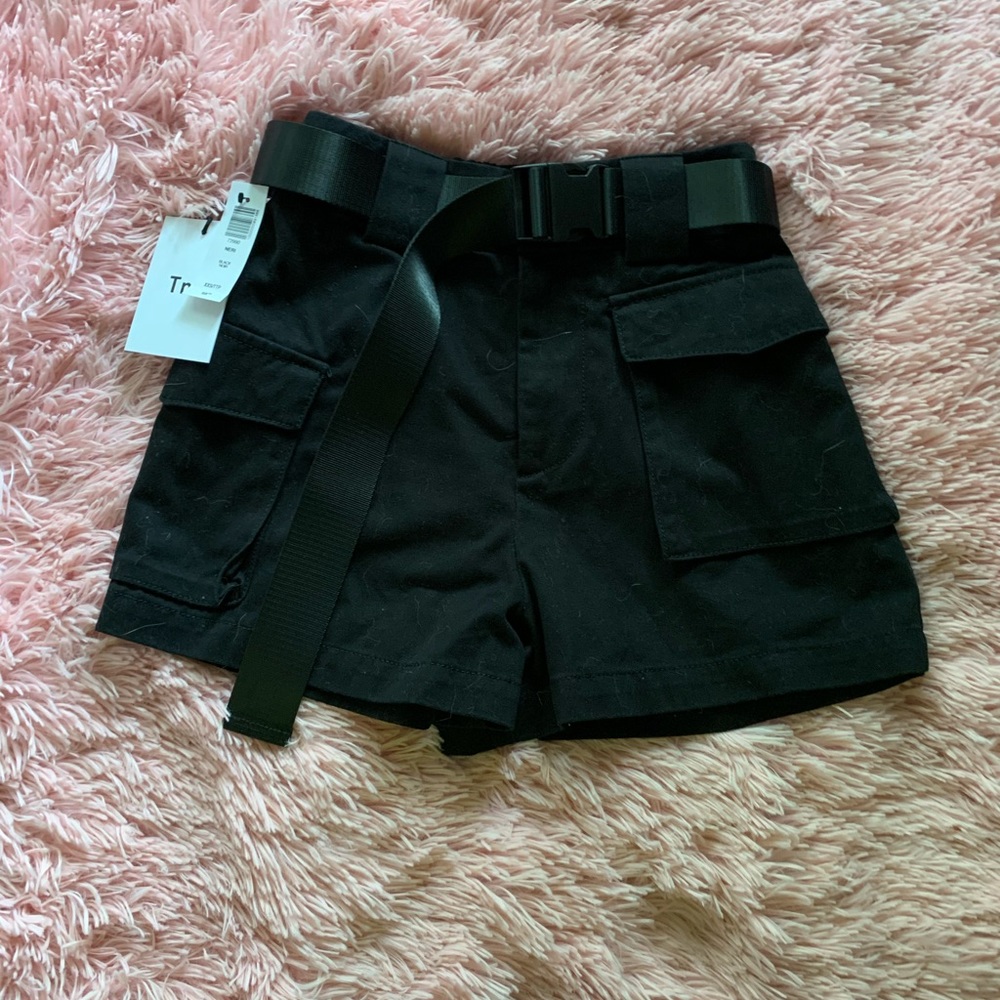Black Aritzia cargo shorts